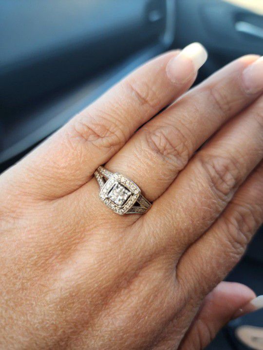 Beautiful Diamond Ring!! Size 8.5
