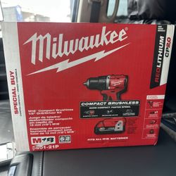 Milwaukee Drill Kit 