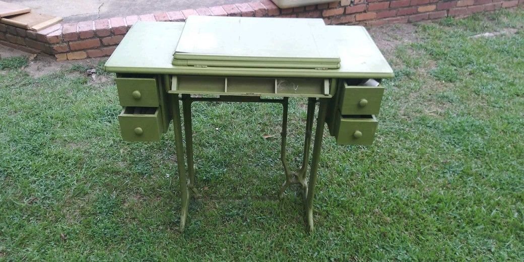 Vintage SINGER Sewing Table For Sale 