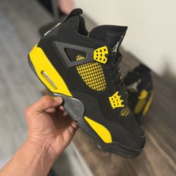 Gently Used Jordan 4 Thunders Size 9.5