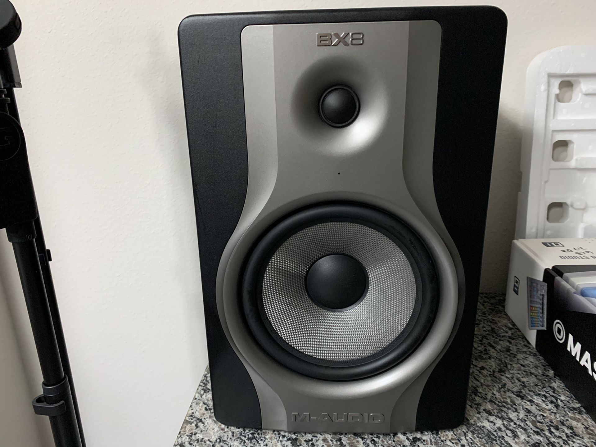 Bx8 m-audio 8” monitor speaker pair