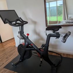 Peloton Bike 2021 Great Condition 