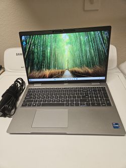 Dell Latitude 5520 15.6 Inch Widescreen Intel  i7 11th Generation 512 GB SSD 16 GB Ram Memory 