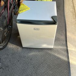 Blacked Decker Mini Fridge 