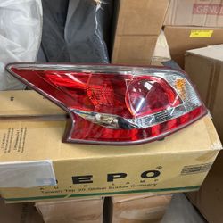 2013-2014 Nissan Altima LH Taillight