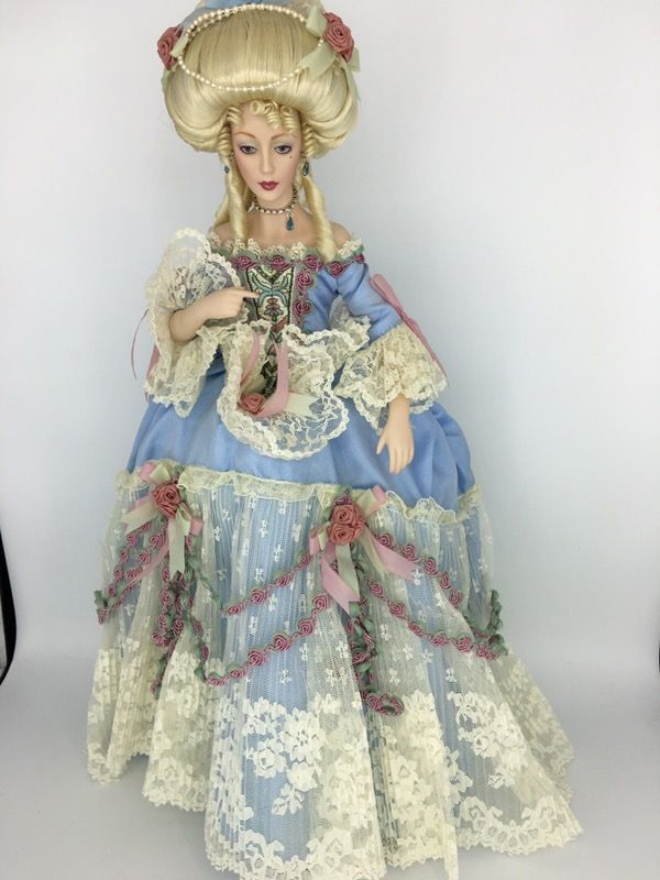 1994 Franklin Mint Heirloom QUEEN DUCHESS MARIE ANTOINETTE 17" Porcelain Doll. Stand is included. No box or tags