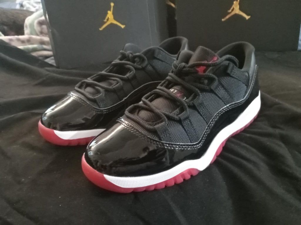 Retro Jordan 11 Low Top Sneakers