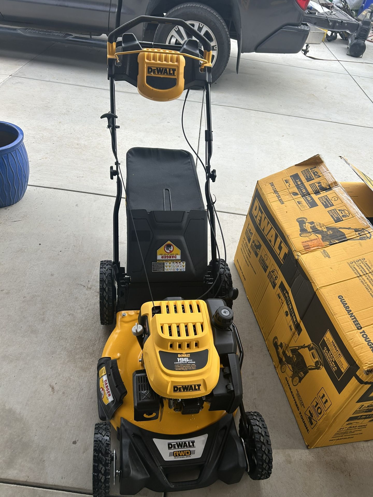 Top Rated DEWALT 21 in. 196cc E-GOV Engine 3-in-1 Gas RWD Self-Propelled Lawn Mower with High Rear Wheels