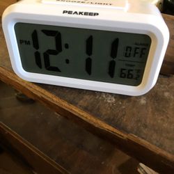 Peakeep Battery Operated  Digital Alarm Clock With Indoor Temperature And Lights And Snooze 