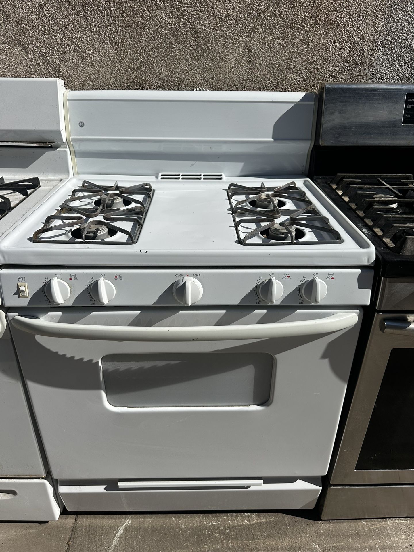 GE 30” Gas Stove and Oven Range - Works Well