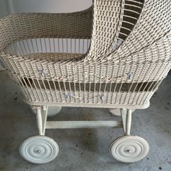 Vintage Baby Bassinet/crib 