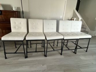 Selling a set of 5 white faux leather counter stools / kitchen island chairs