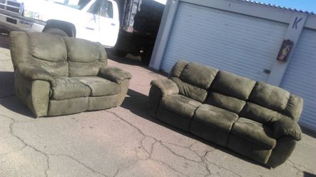 Like New Dark Evergreen Reclining Sofa Set