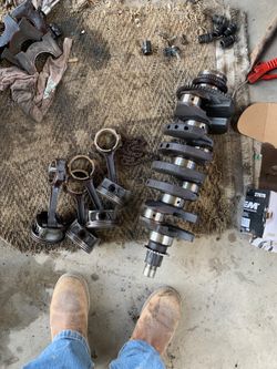 Cigüeñal y cuatro pistones en buenas condiciones y Fly wheel. Para una 06 Chevy Colorado