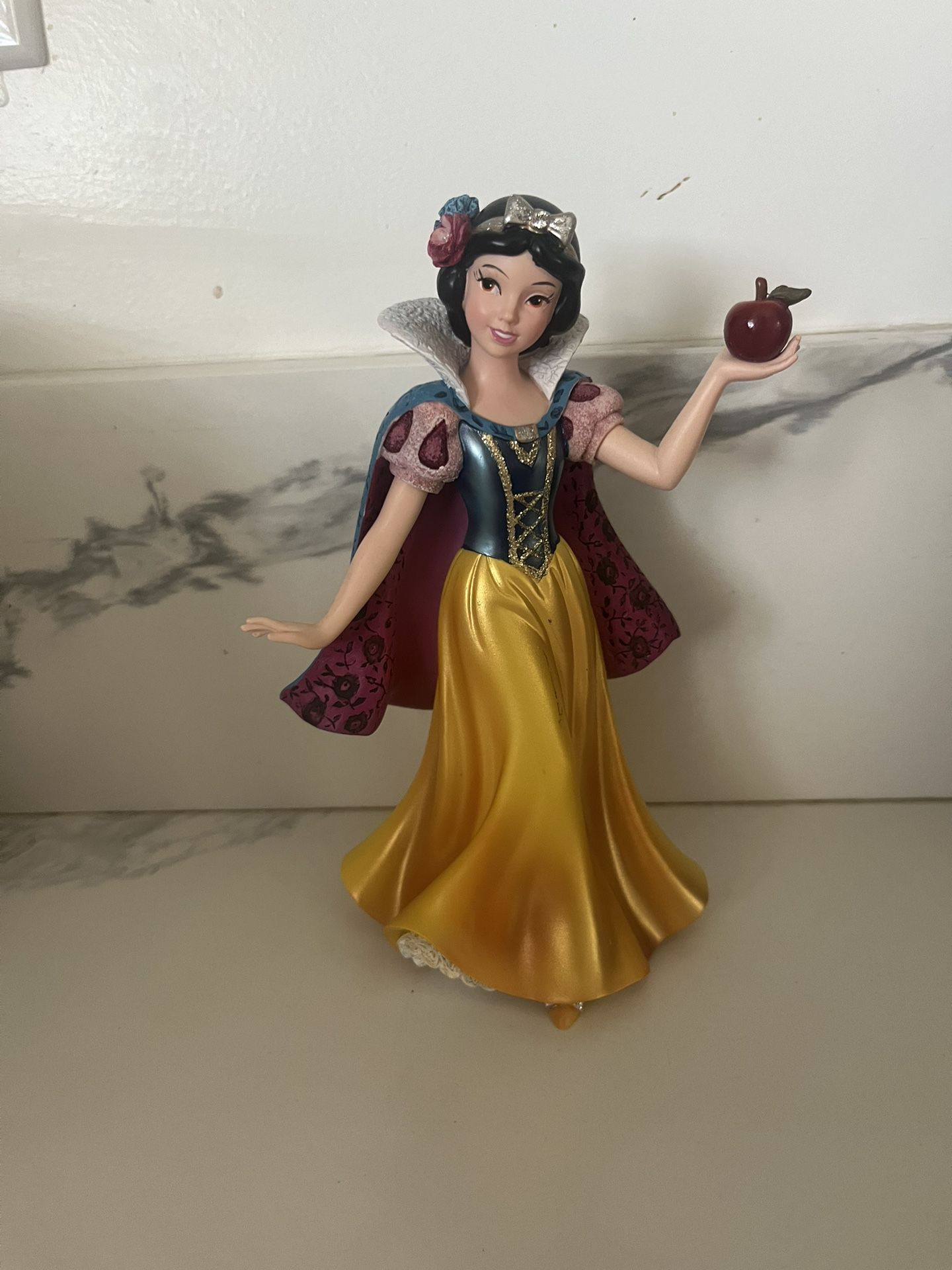 No Box Disney Showcase  Collection, Rare, Snow White Figurine.  