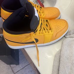 Jordan 1 Mid University Gold Black
