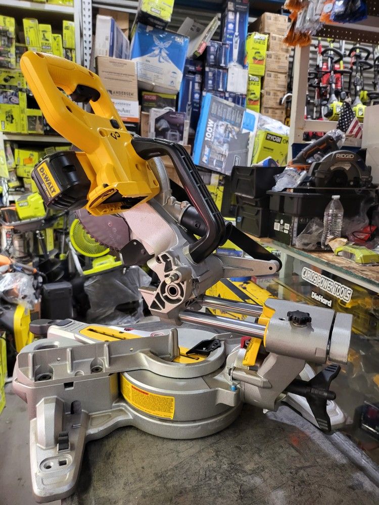 DEWALT 20V MAX CORDLESS 7-1/4 SLIDING MITER SAW TOOL ONLY LIKE NEW