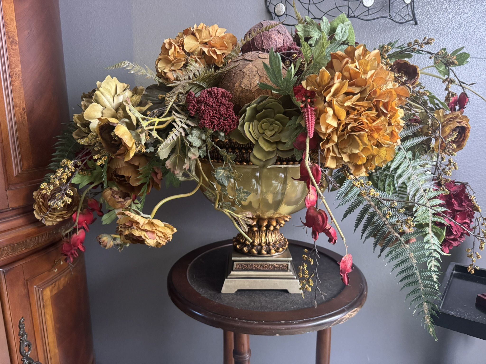 Beautiful Floral Arrangement In An Exquisite Decorative Vase!