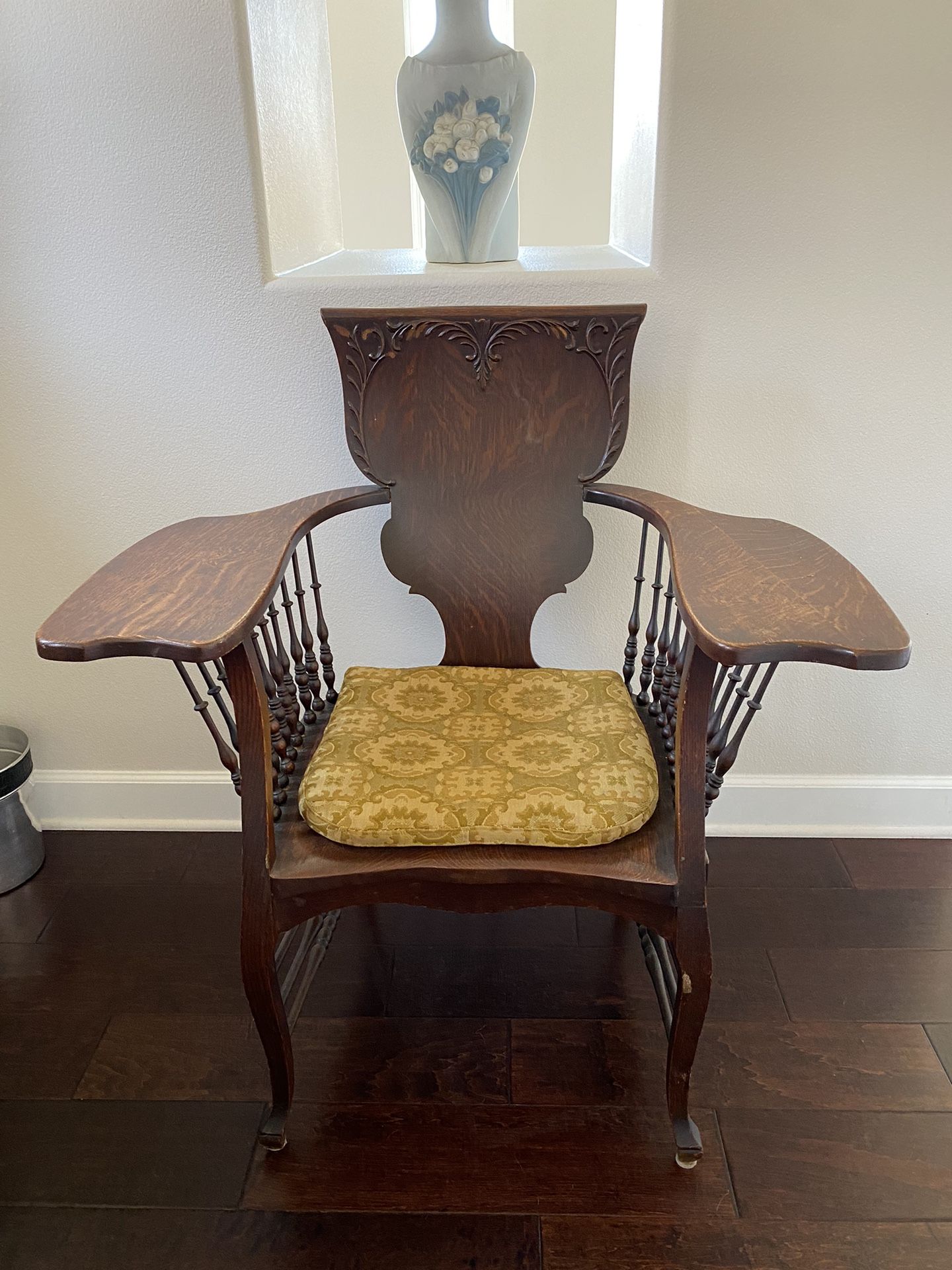 Antique Chair With 2 Arm Rest