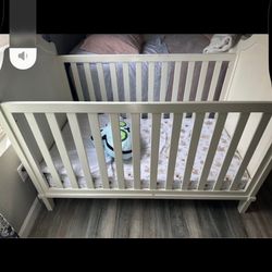 baby crib 
