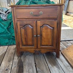 ETHANALLEN NIGTH STAND MADE IN AMERICA  real Wood Made