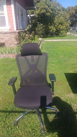 New office chair excellent condition $50