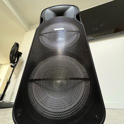 POWERFUL RECHARGEABLE SPEAKER