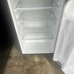 Insignia  Fridge 3.3  Cu.