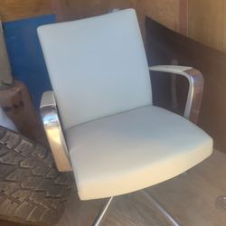 2 Sillas de piel para ofici...Se levantan y se abajan ...El precio cada 1