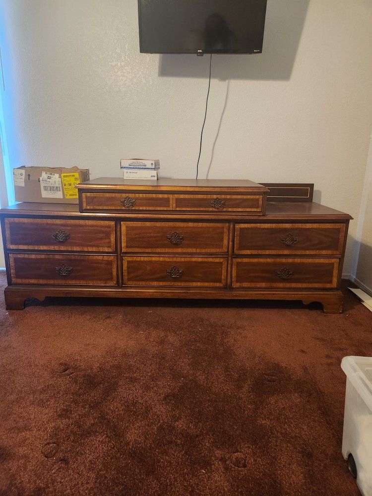 Estate Sale Pick Up Only 4 Piece Dresser Set