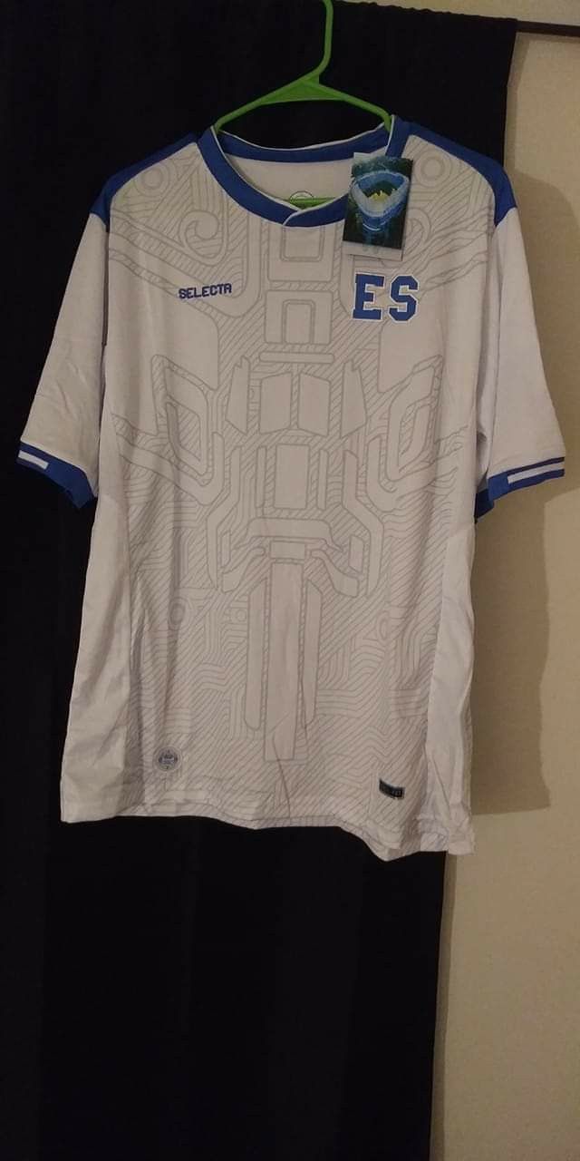WHITE AND BLUE SPORT T SHIRT