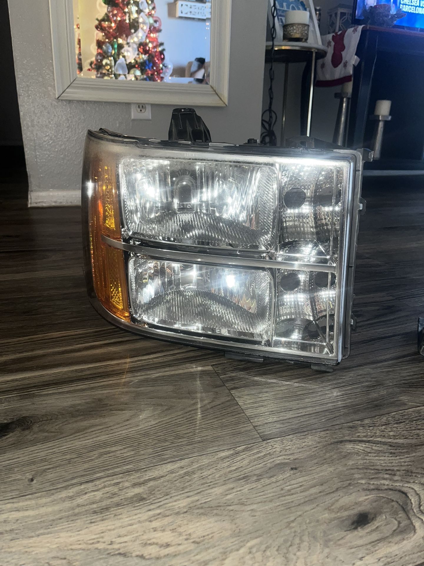 2010 GMC Sierra Headlights 