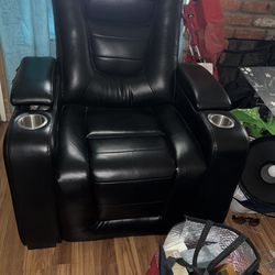 Black Leather Recliner Electric In Good Condition