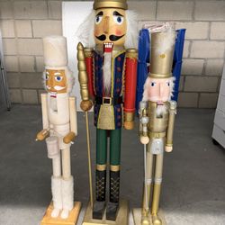3 Nutcrackers 