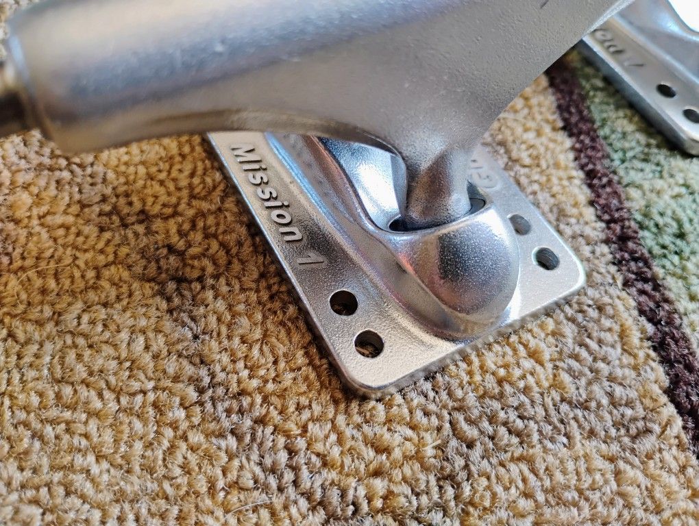 Gullwing Skateboard Trucks