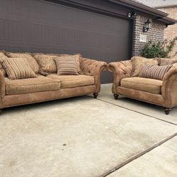 Beautiful and Elegant Sofa & Loveseat Set 🛋️ Very good condition, Sturdy!