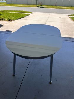 Modern Expandable Glass Dining Table – Chrome Legs – Excellent Condition