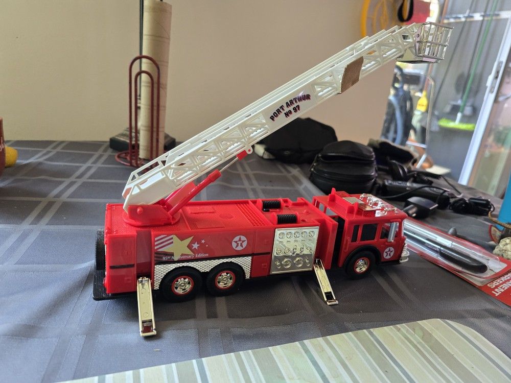 1:35 Scale Fire Truck Collectable Model