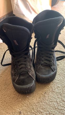 Snowboard boots