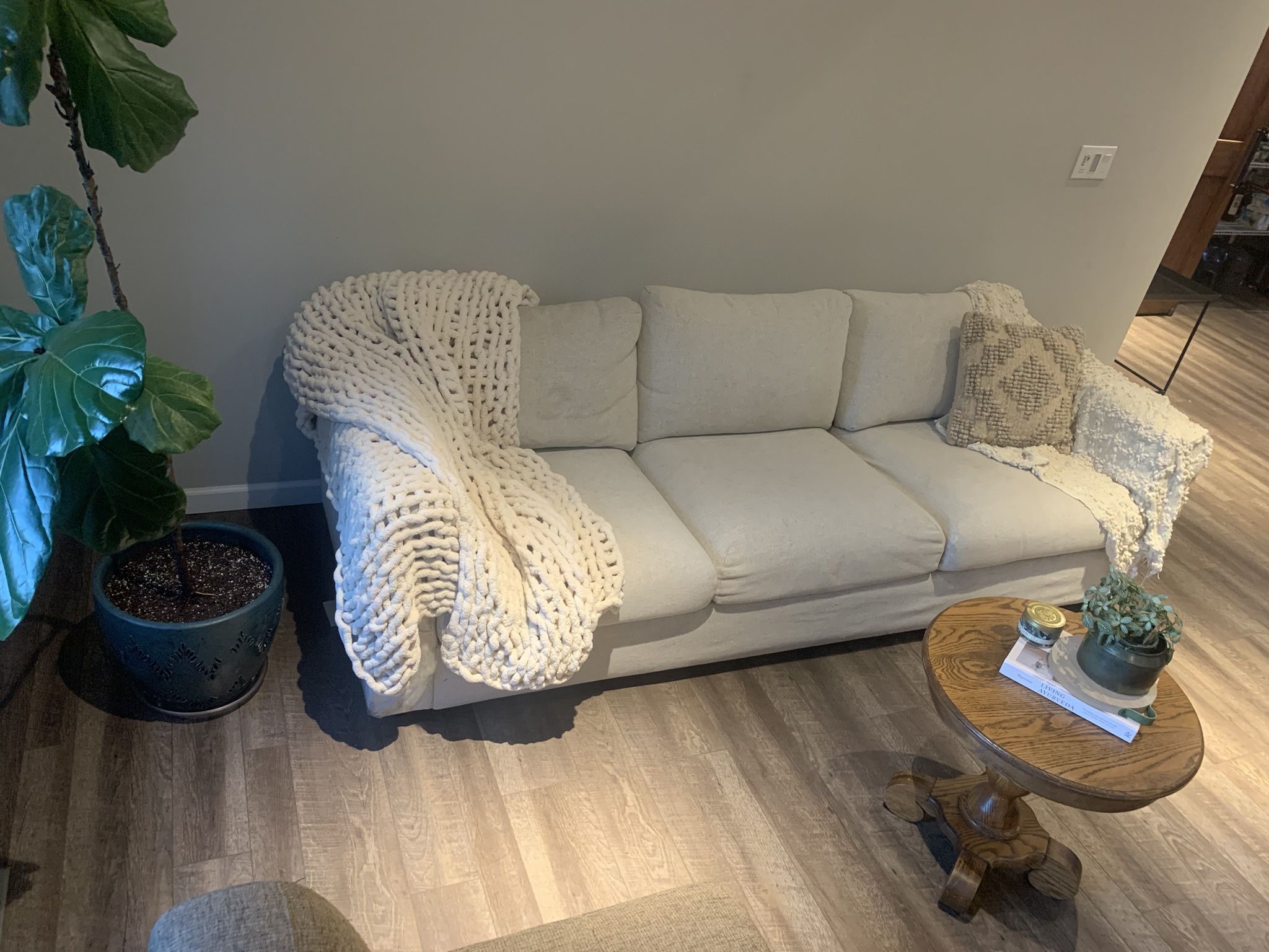 Finnala 95” Couch