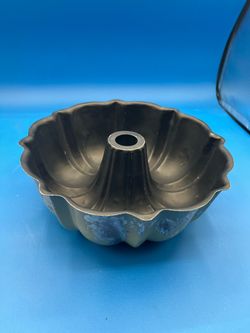 Non-stick Metal Bundt ring cake