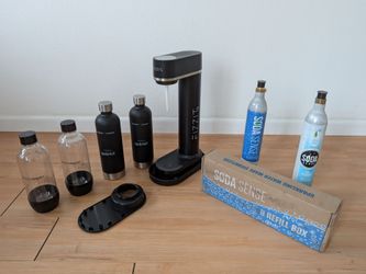 Soda maker with 4 bottles, 2 C02 cylinders