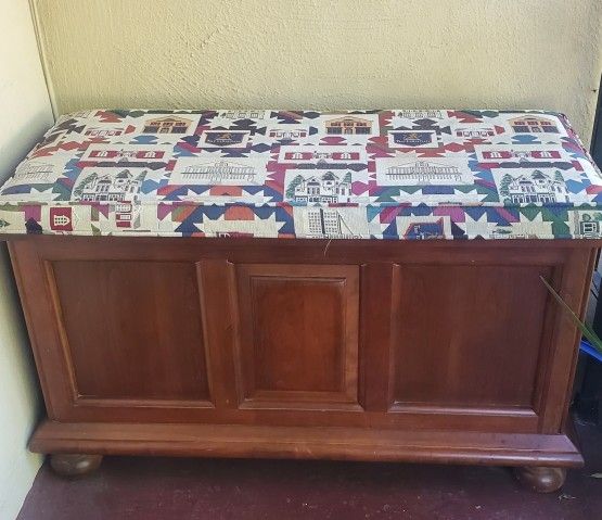 Se Regala mueble Con Cojin Para Almacenar/Free Wooden Storage Bench