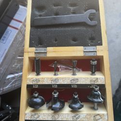 Craftsman 8 pc. Carbide-Tipped Router Bit Set in Wooden Box/Case
