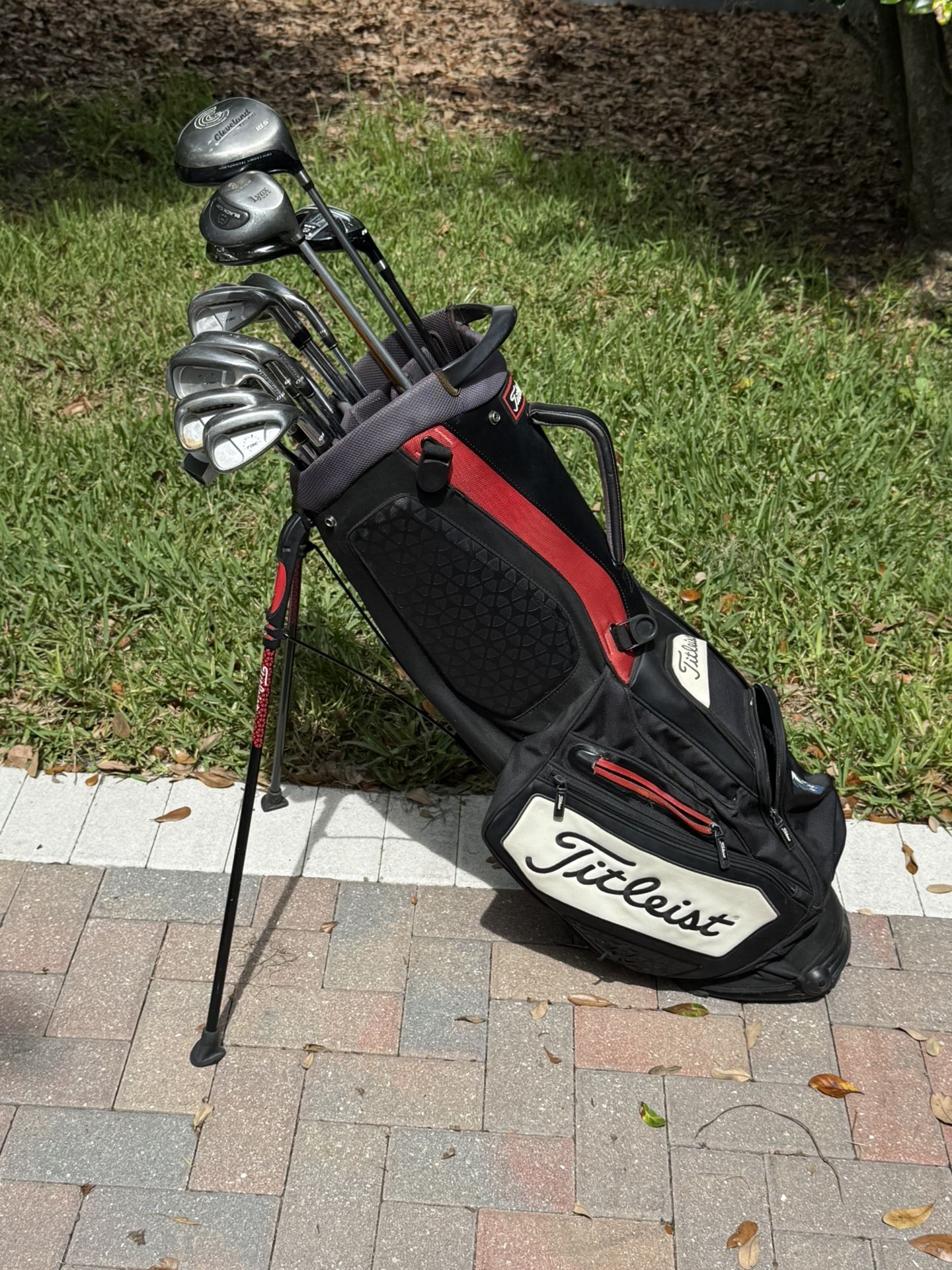Mens Taylormade Rac golf club set. Titleist golf bag complete set right handed