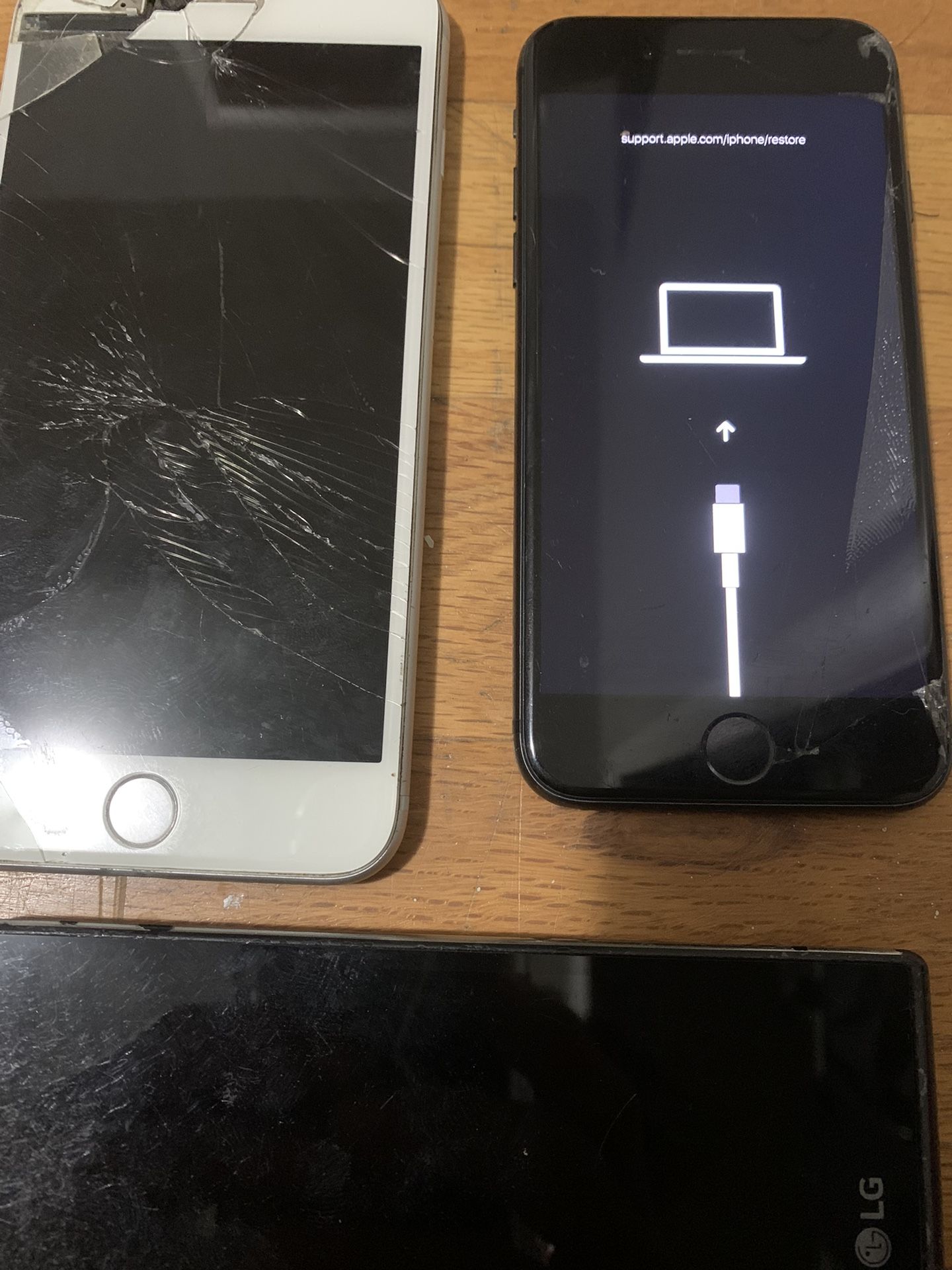 Lot of 3 broken phones iPhone 8 - 6 Max and lg