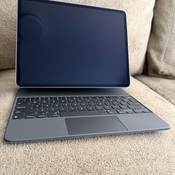 📱 iPad Pro 12.9″ (6th Gen) – 256GB | Wi-Fi + Cellular | Magic Keyboard