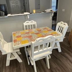 Kitchen table + 4 matching chairs