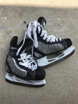 Hockey shoes/Patin Easton