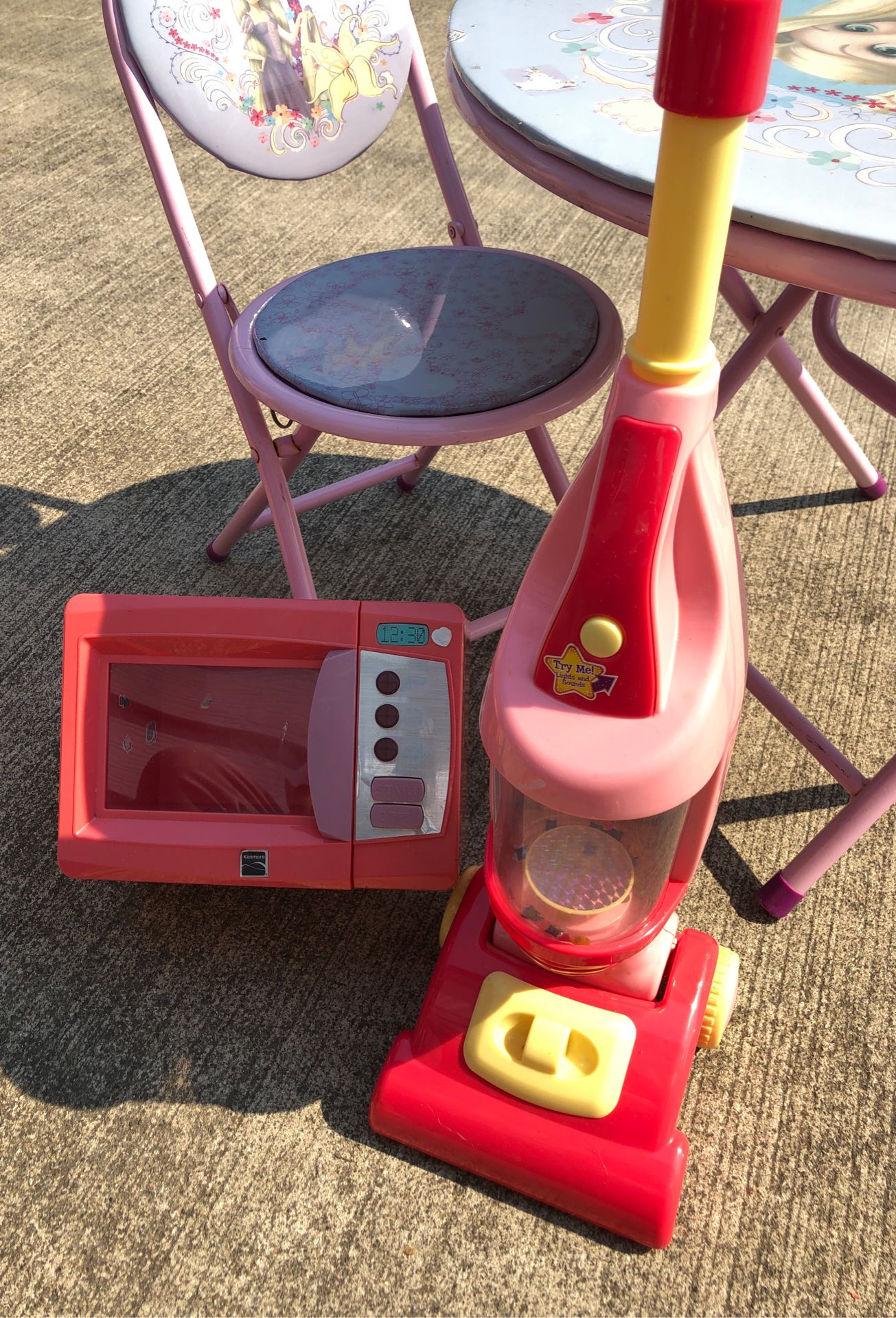 Vacuum and microwave for kids pretending kitchen